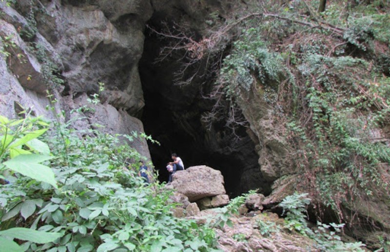 ورودی غار دیو سپید افسانه‌ای